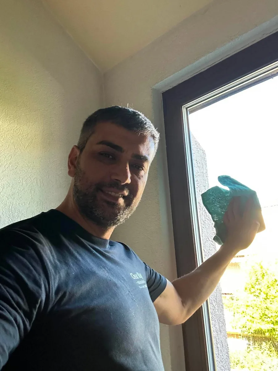 Ali Yurdakurban von ClearWay Gebäudeservice bei der Fensterreinigung