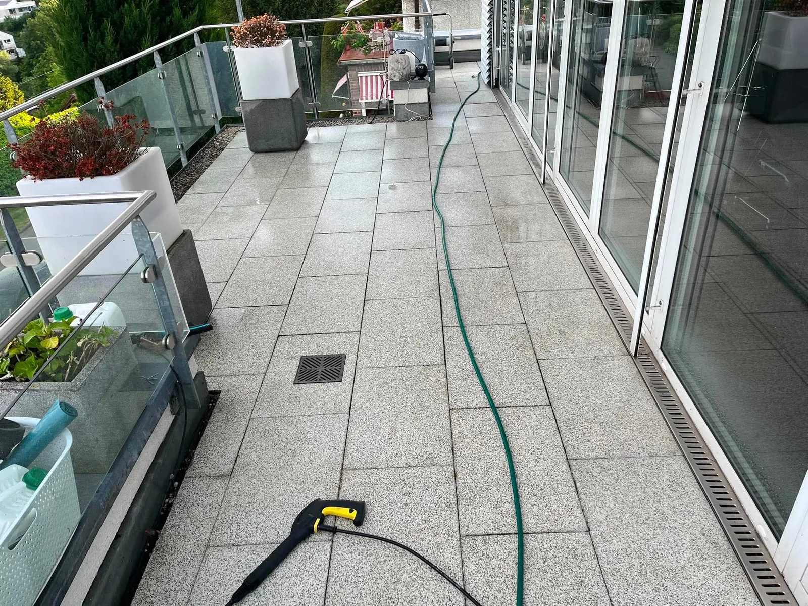 Frisch gereinigte Granitterrasse an einer Glasfront – ein Einsatz von ClearWay in Ludwigsburg