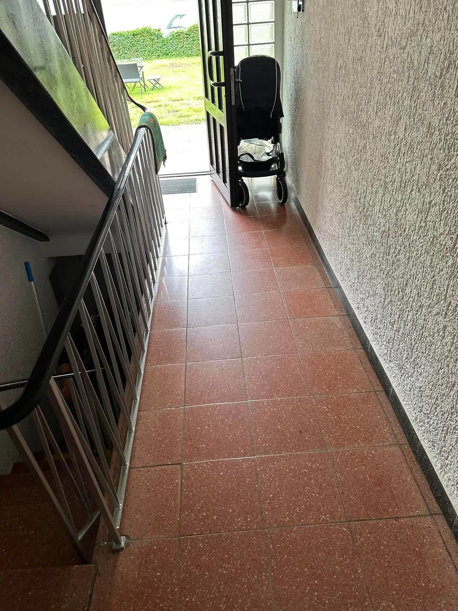 Gepflegter Hausflur mit Geländer und sauberen Fliesen – ein von ClearWay betreutes Treppenhaus