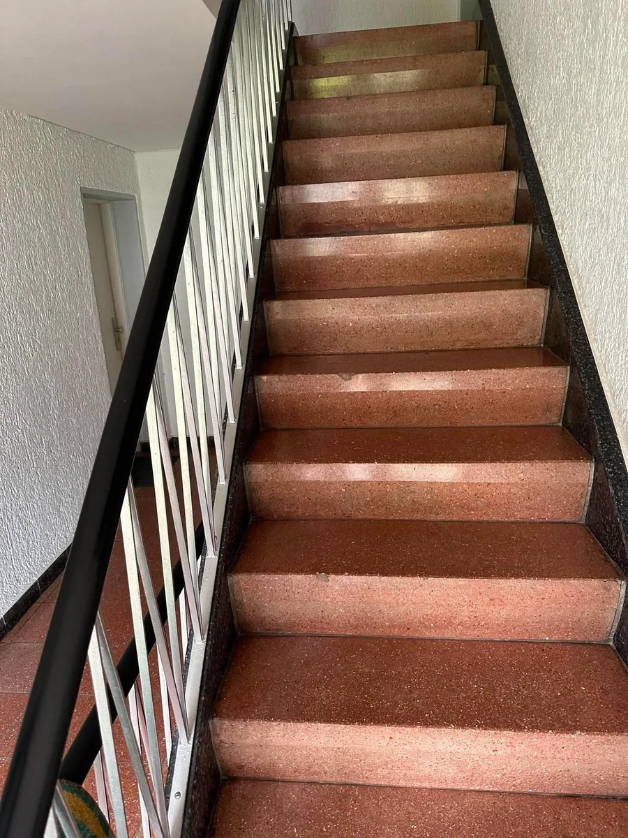 Frisch gereinigte Natursteinstufen in einem betreuten Mehrfamilienhaus