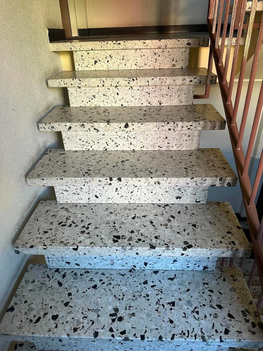 Frisch gewischte Terrazzo-Stufen in einem betreuten Mehrfamilienhaus